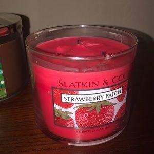 Slatkin & CO Accents - Strawberry patch cynic candle Slatkin and co Slatkin & CO Accents - Strawberry patch cynic candle Slatkin and co